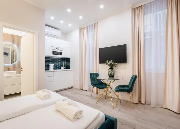 Kiraly 33 - Hidden Gem - Location By Bqa דירה *